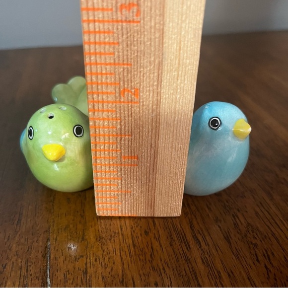 Ceramic Parakeet salt and pepper shakers signed on the bottom. - Picture 9 of 10